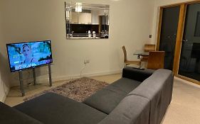 Bigkings Stylish 2 Bedroom Apartment With Free On Street Parking